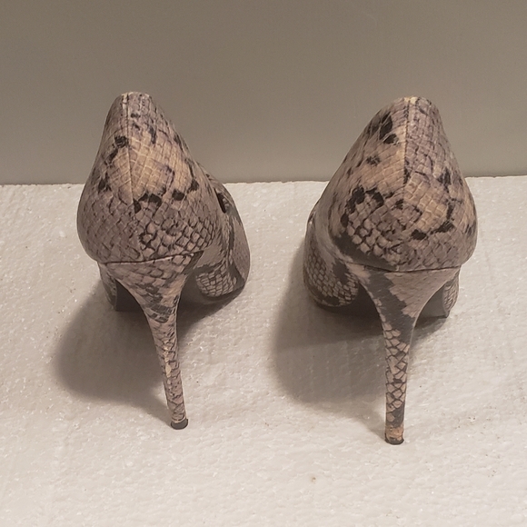 Charlotte Russe size 8 Pointy Stiletto Heels snake pattern - Picture 3 of 8